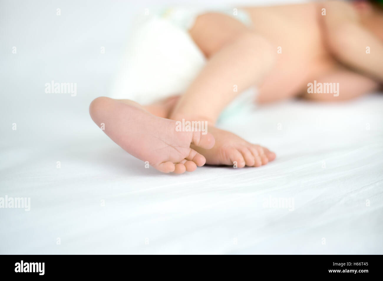 Nahaufnahme der Füße des schlafenden Kindes Stockfoto
