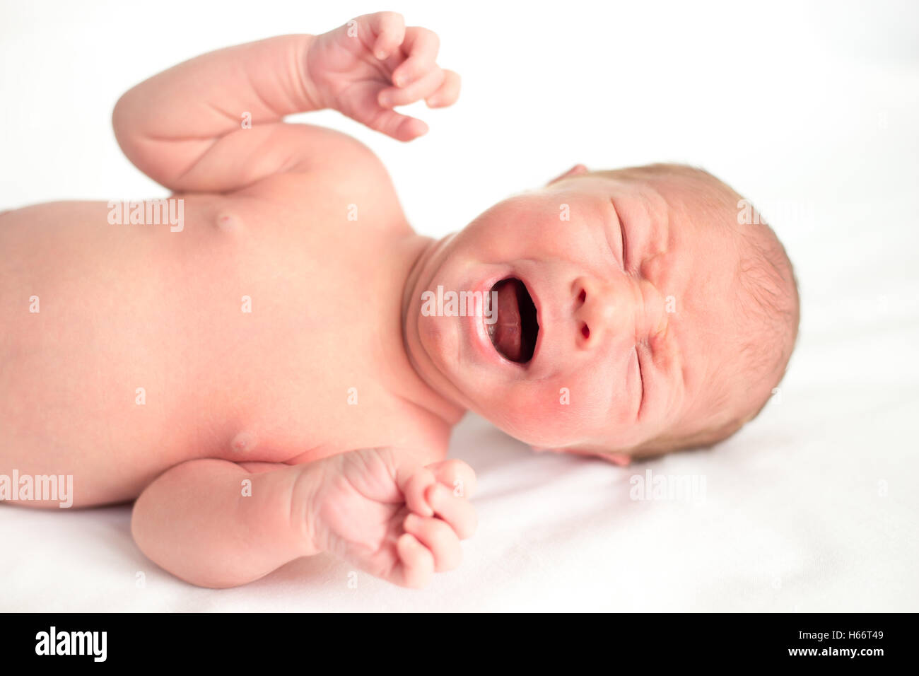 Neugeborenes Baby weint Stockfoto