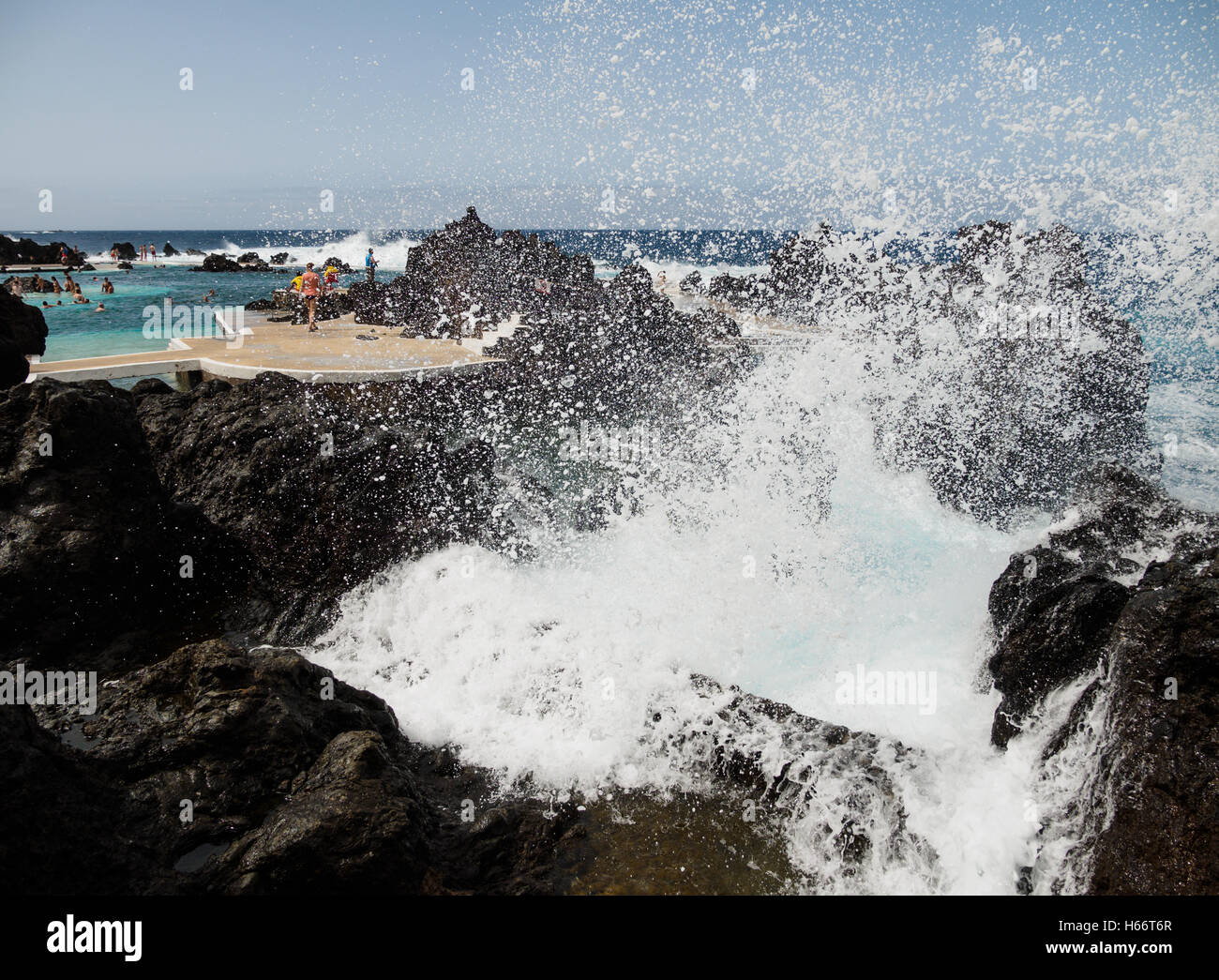 Wellen zum Absturz auf den Felsen neben der freien Atlantik natürliche Meerwasserpools von Porto Moniz, Madeira, Portugal Stockfoto