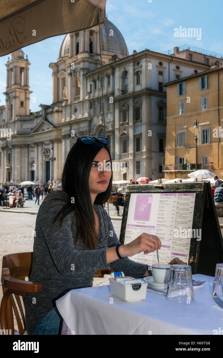 Touristen sitzen am Tisch von einem Straßencafé mit Blick auf Piazza Navona, Rom, Latium, Italien Stockfoto