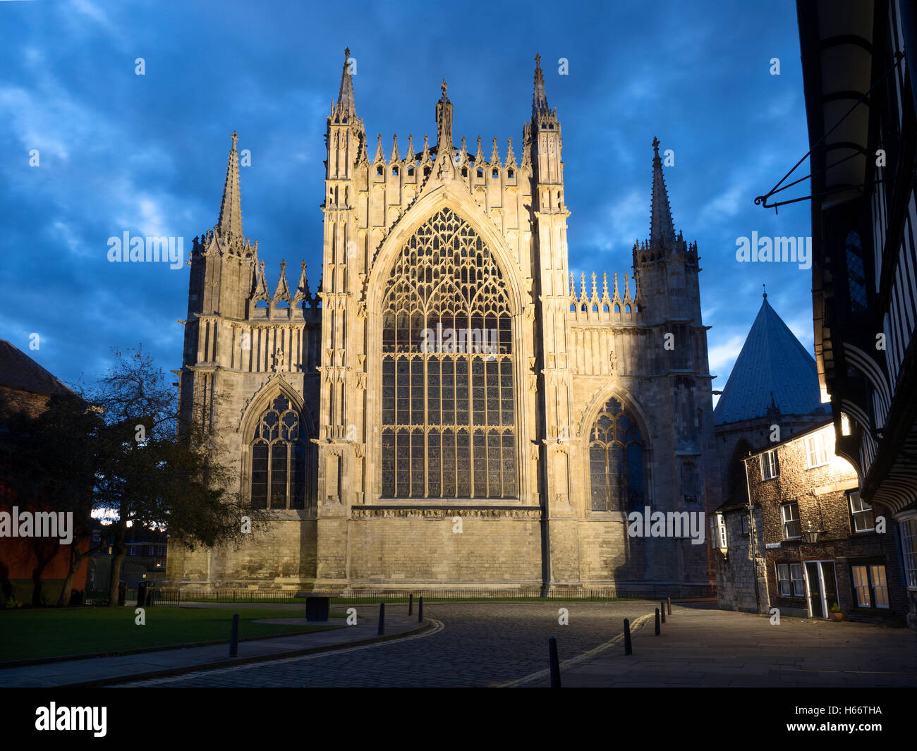Ostfassade des York Minster mit Flutlicht in der Abenddämmerung aus College Street Yorkshire England wiederhergestellt Stockfoto