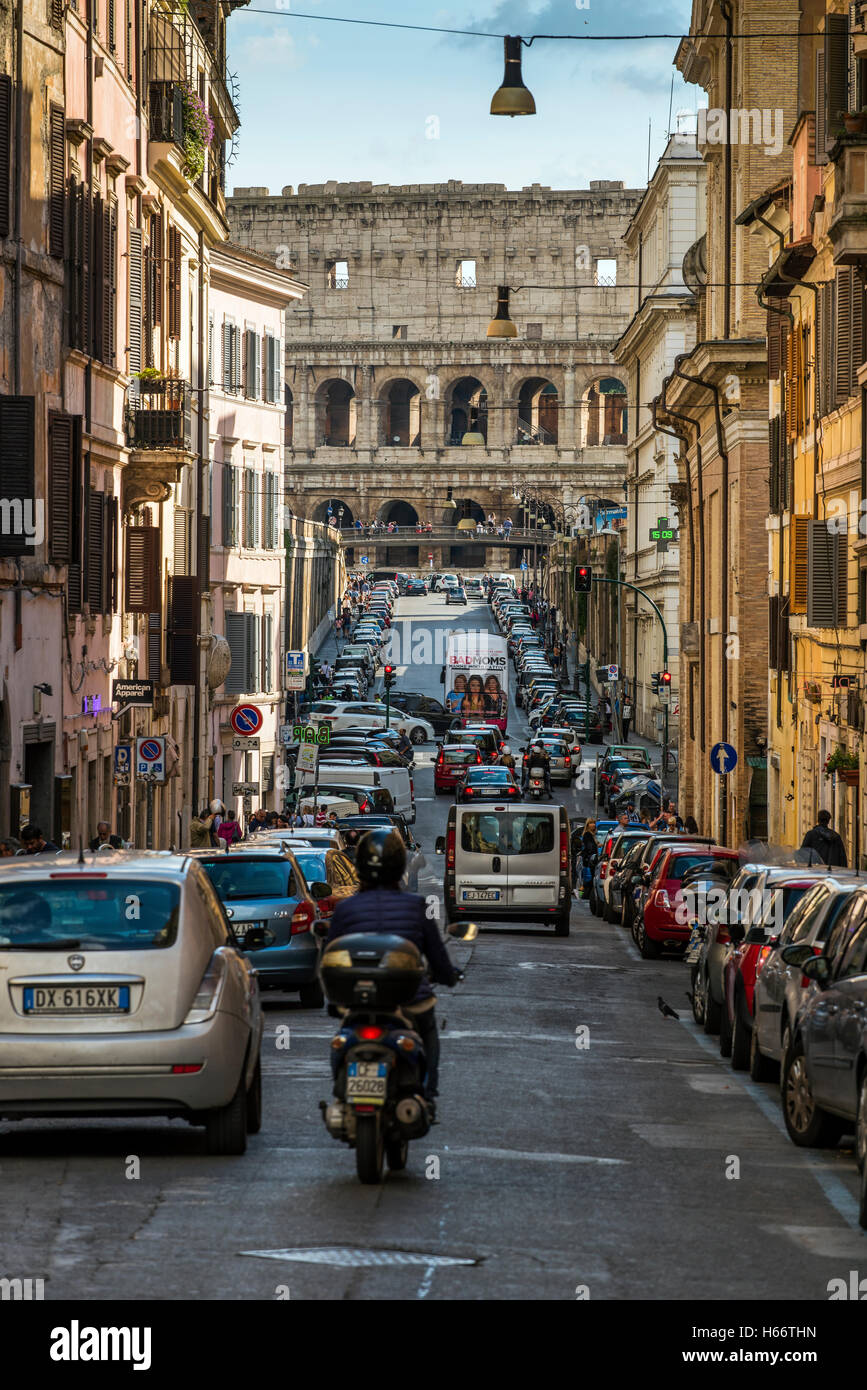 Straße im Stadtteil Monti mit Kolosseum im Hintergrund, Rom, Latium, Italien Stockfoto