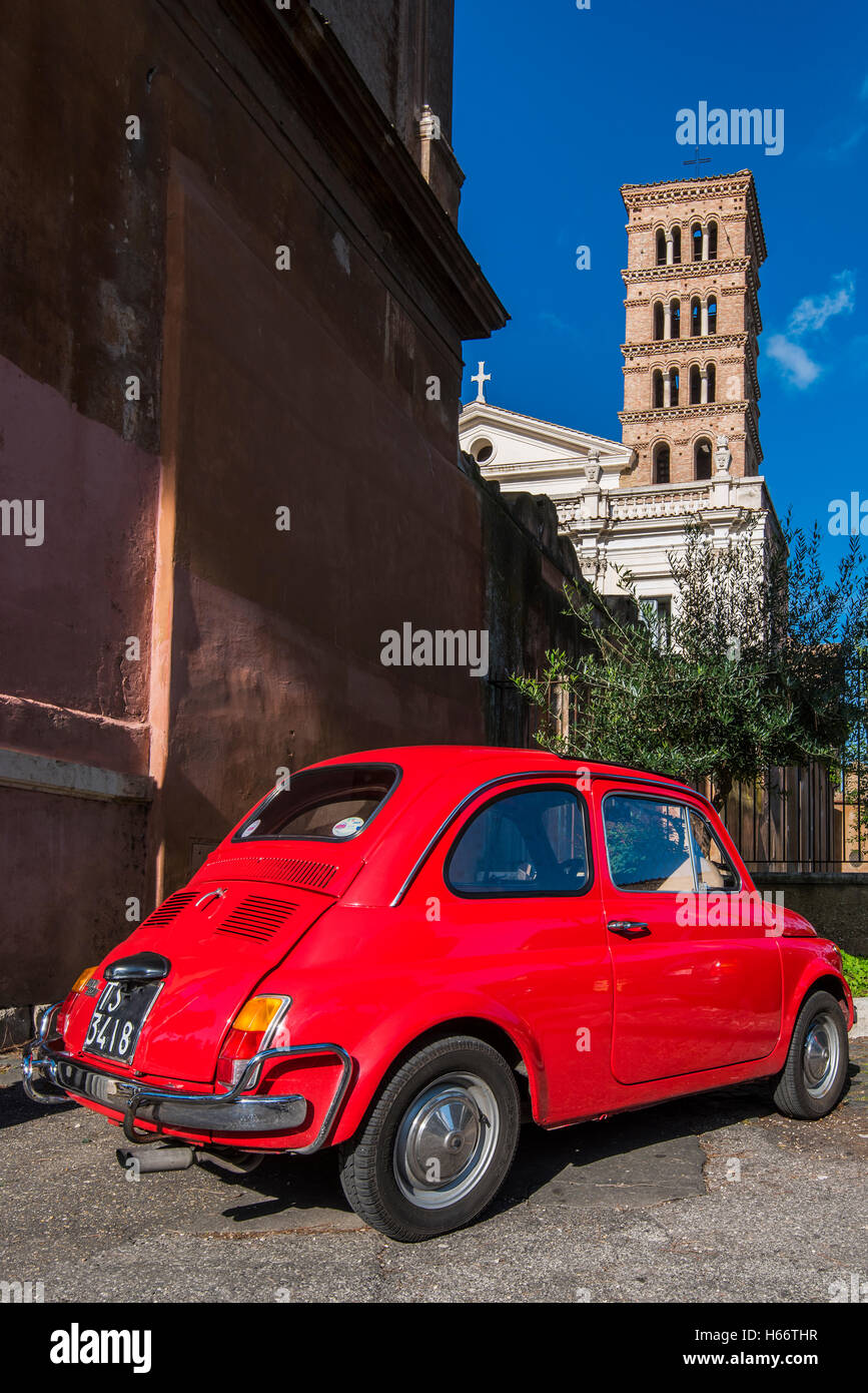 Fiat 500 Oldtimer Parken mit Basilica dei Santi Bonifacio Ed Alessio im Hintergrund, Rom, Latium, Italien Stockfoto