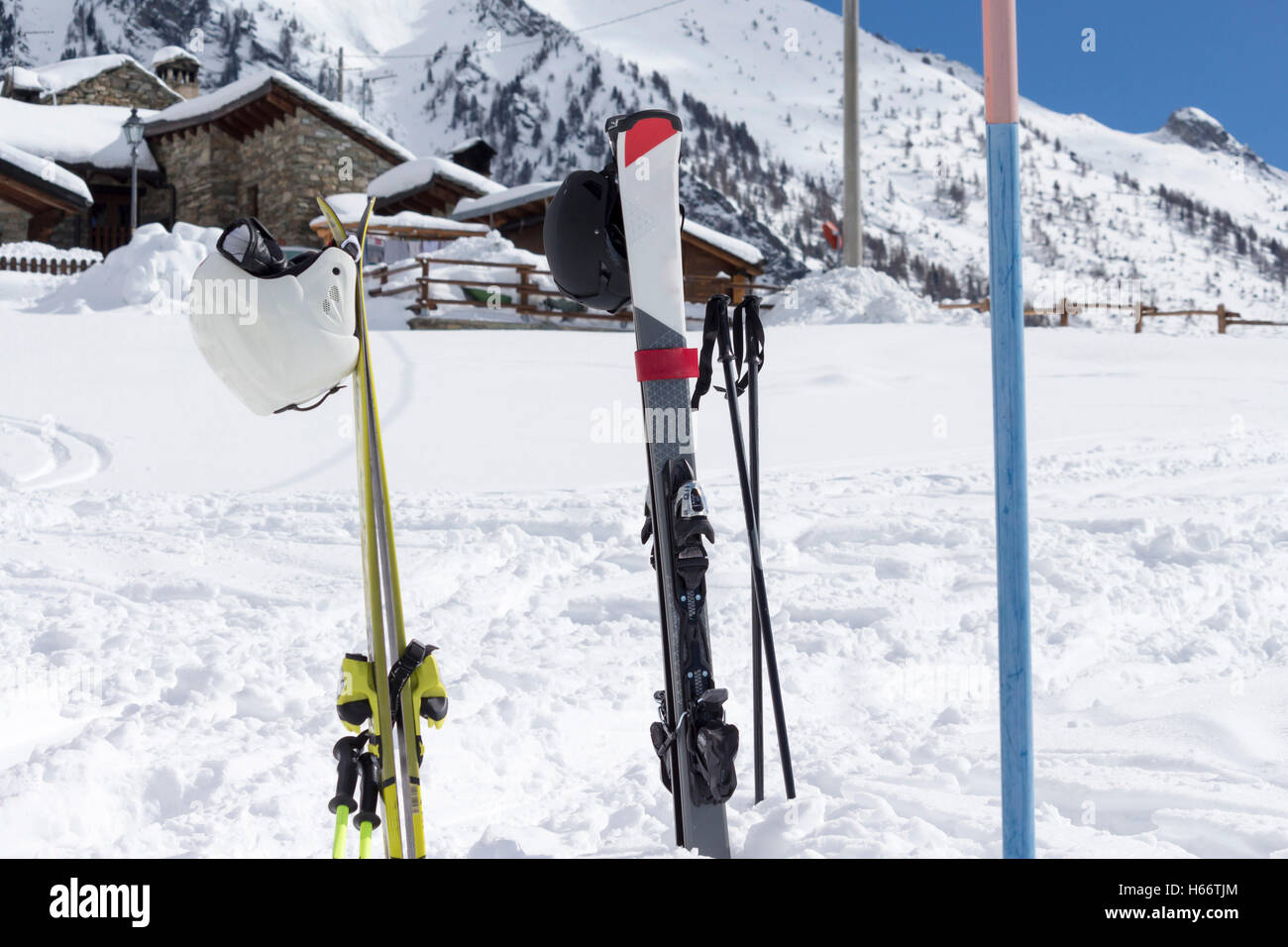 Nahaufnahme von Skiern im Schnee mit Hintergrund blauer Himmel und die Skipiste Stockfoto