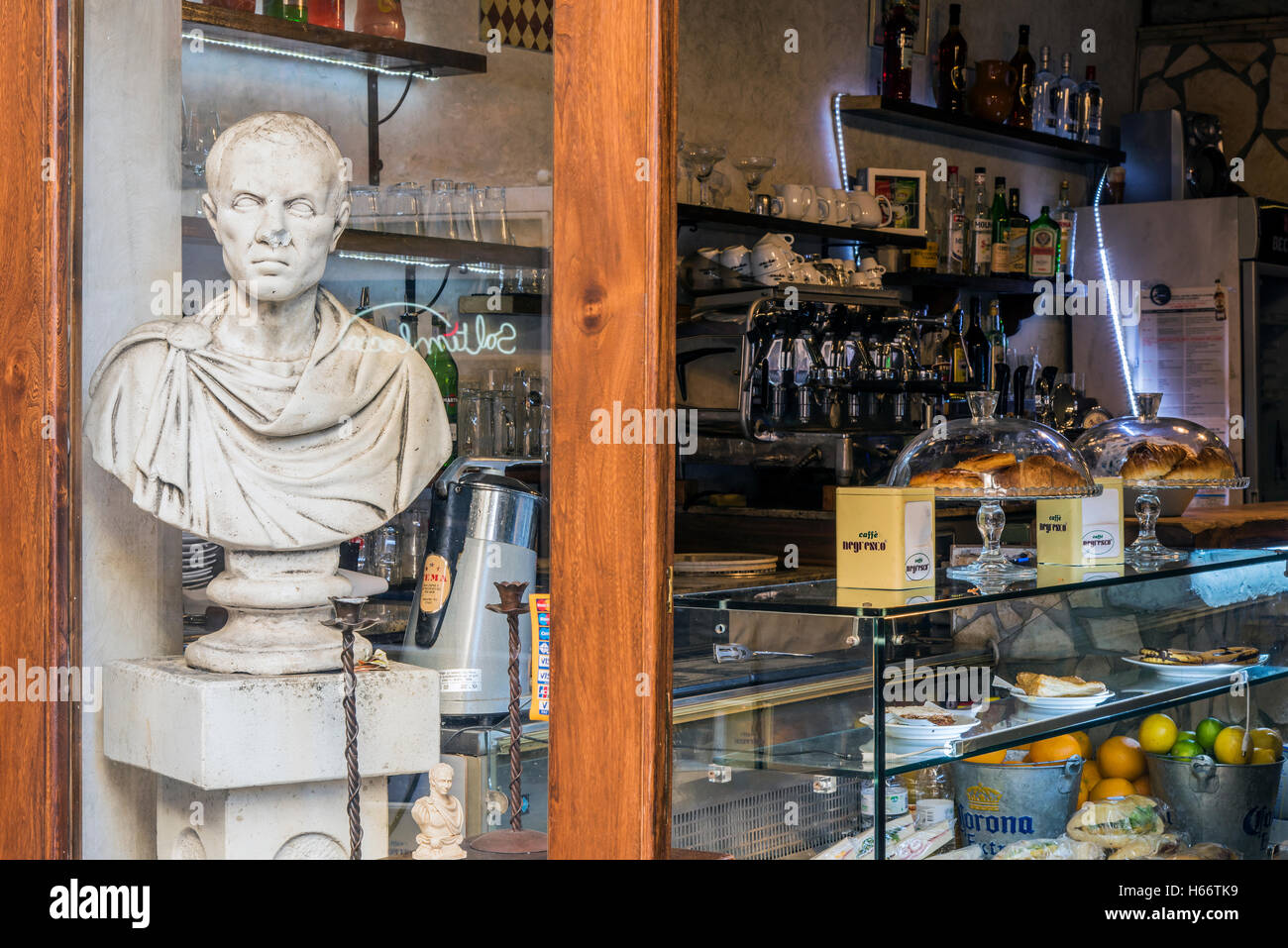 Cafe mit Marmorbüste von Kaiser Julius Caesar im Stadtteil Trastevere, Rom, Latium, Italien Stockfoto