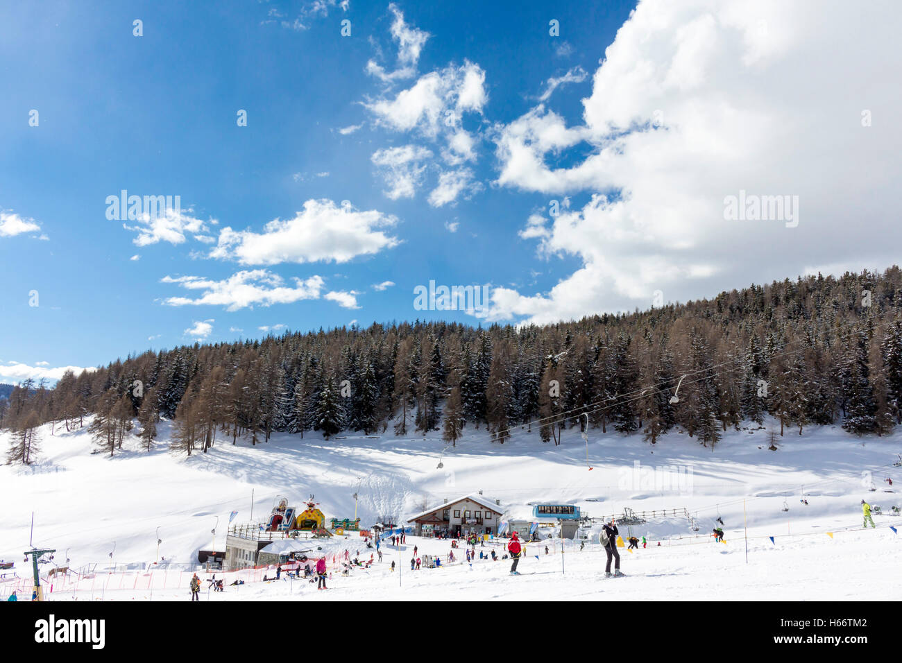 Skigebiet mit Track und Skilift Stockfoto
