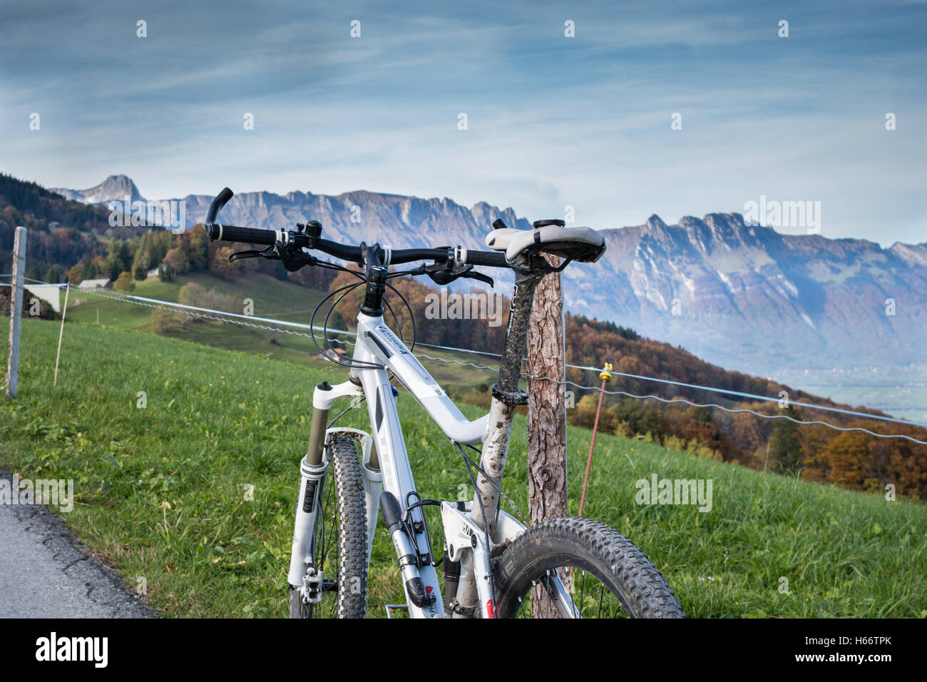 Ein Mountainbike stehen vor den Schweizer Alpen Stockfoto