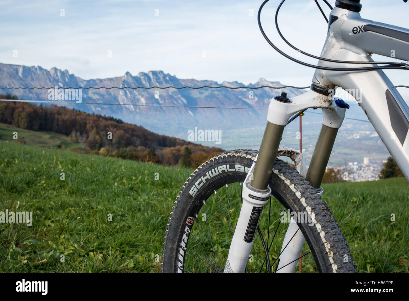 Ein Mountainbike stehen vor den Schweizer Alpen Stockfoto