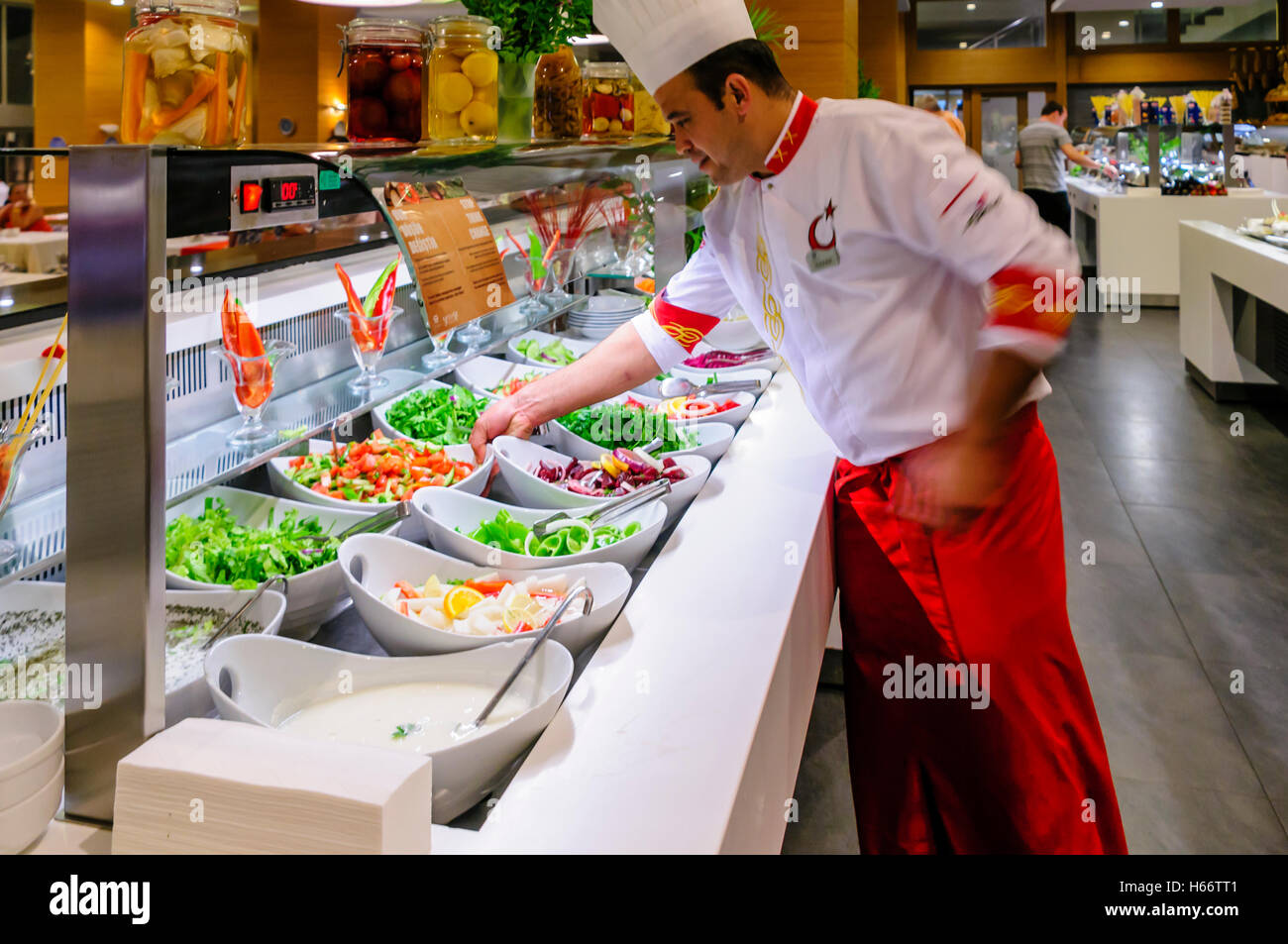 Ein Koch bereitet Essen an der Salatbar als Buffet im Restaurant eines  türkischen Hotels Stockfotografie - Alamy