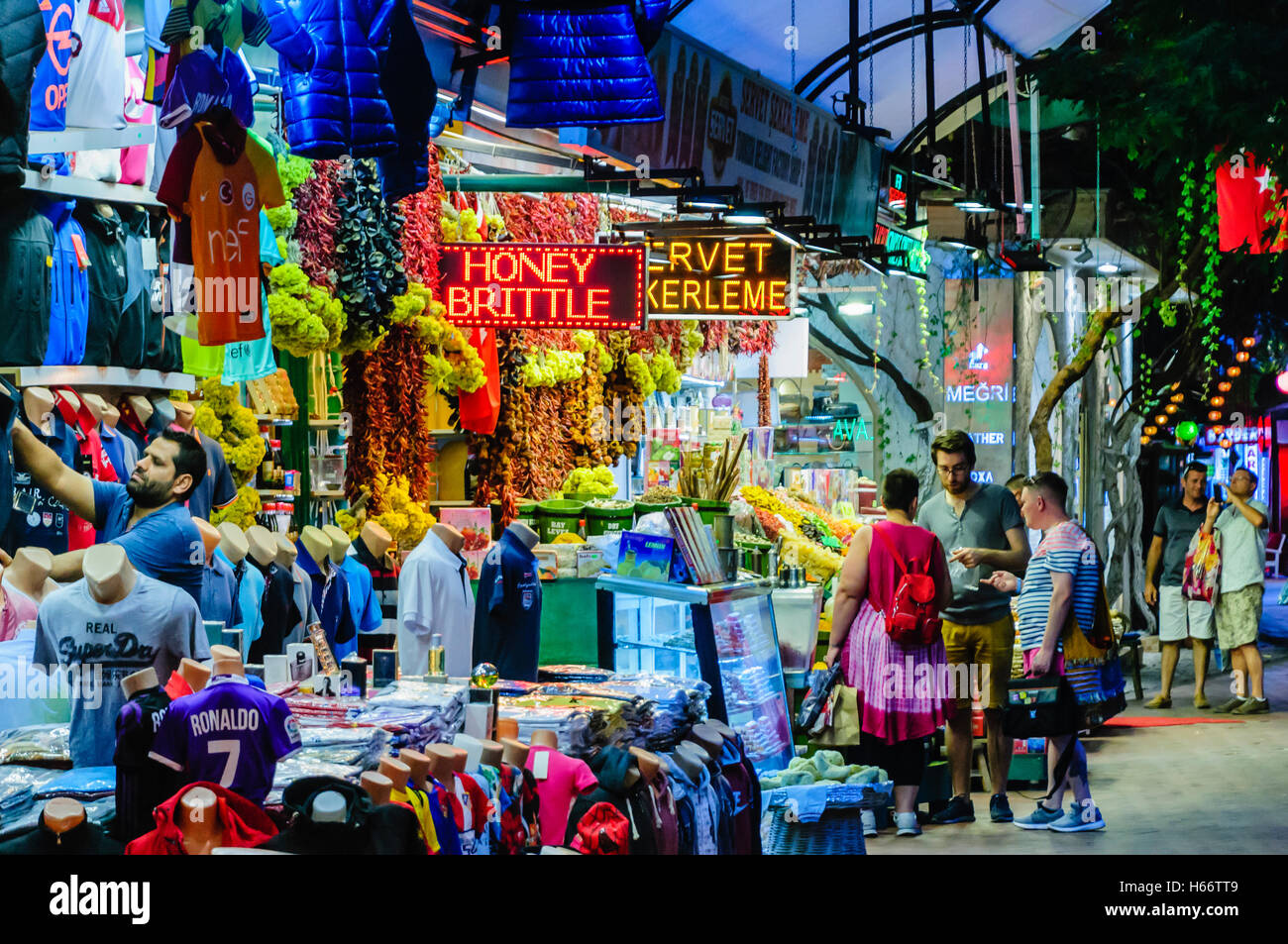 Geschäfte in Fethiye Market, Türkei. Stockfoto