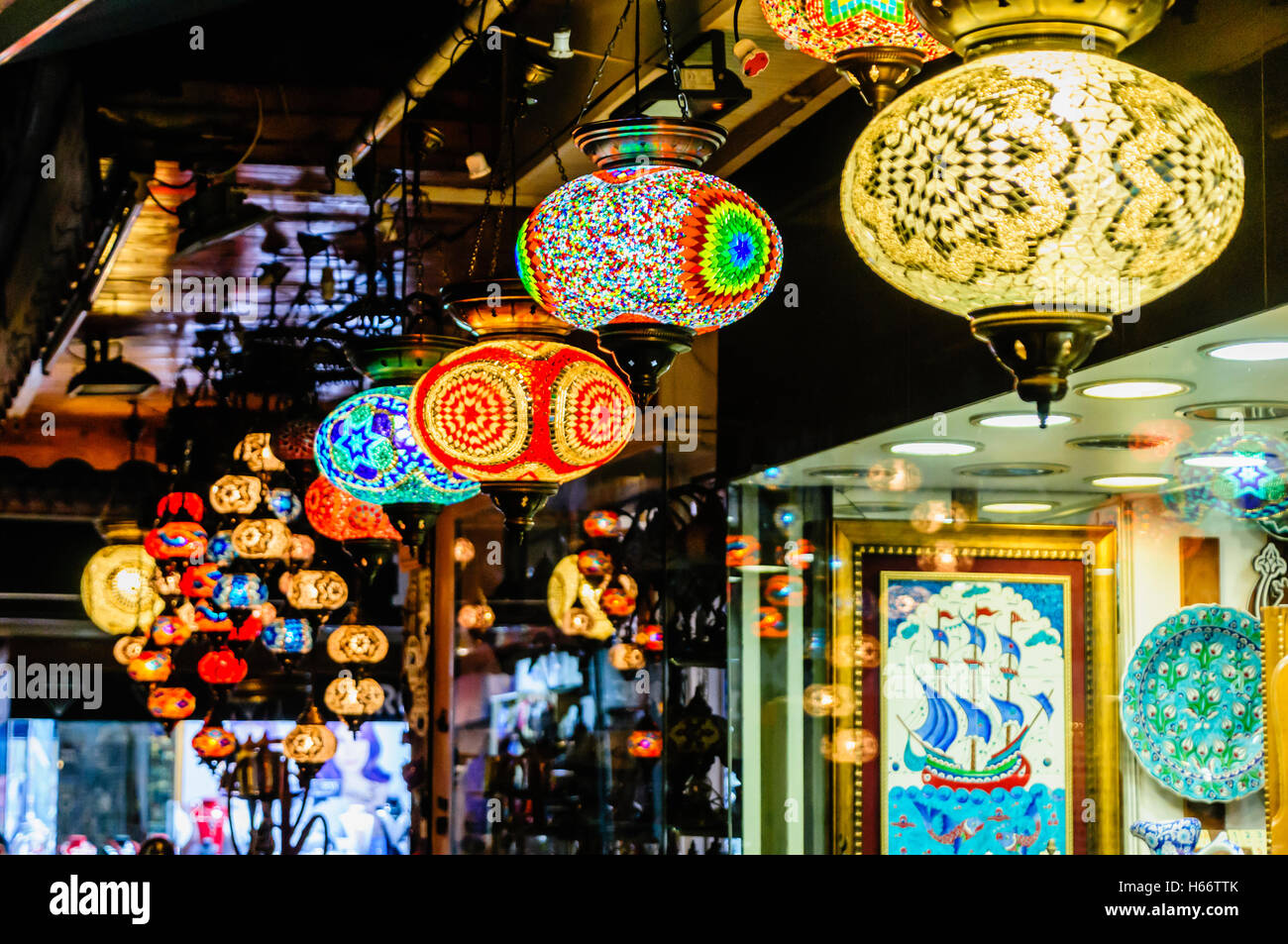 Glas Lampenschirme hängen vom Dach eines Ladens in Fethiye Markt, Türkei Stockfoto