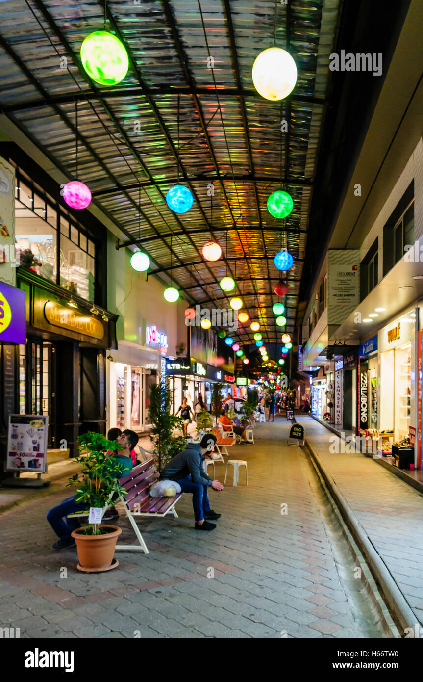 Mehrfarbige Lampenschirme aus Glas hängen vom Dach eines Ladens im türkischen Fethiye Market. Stockfoto