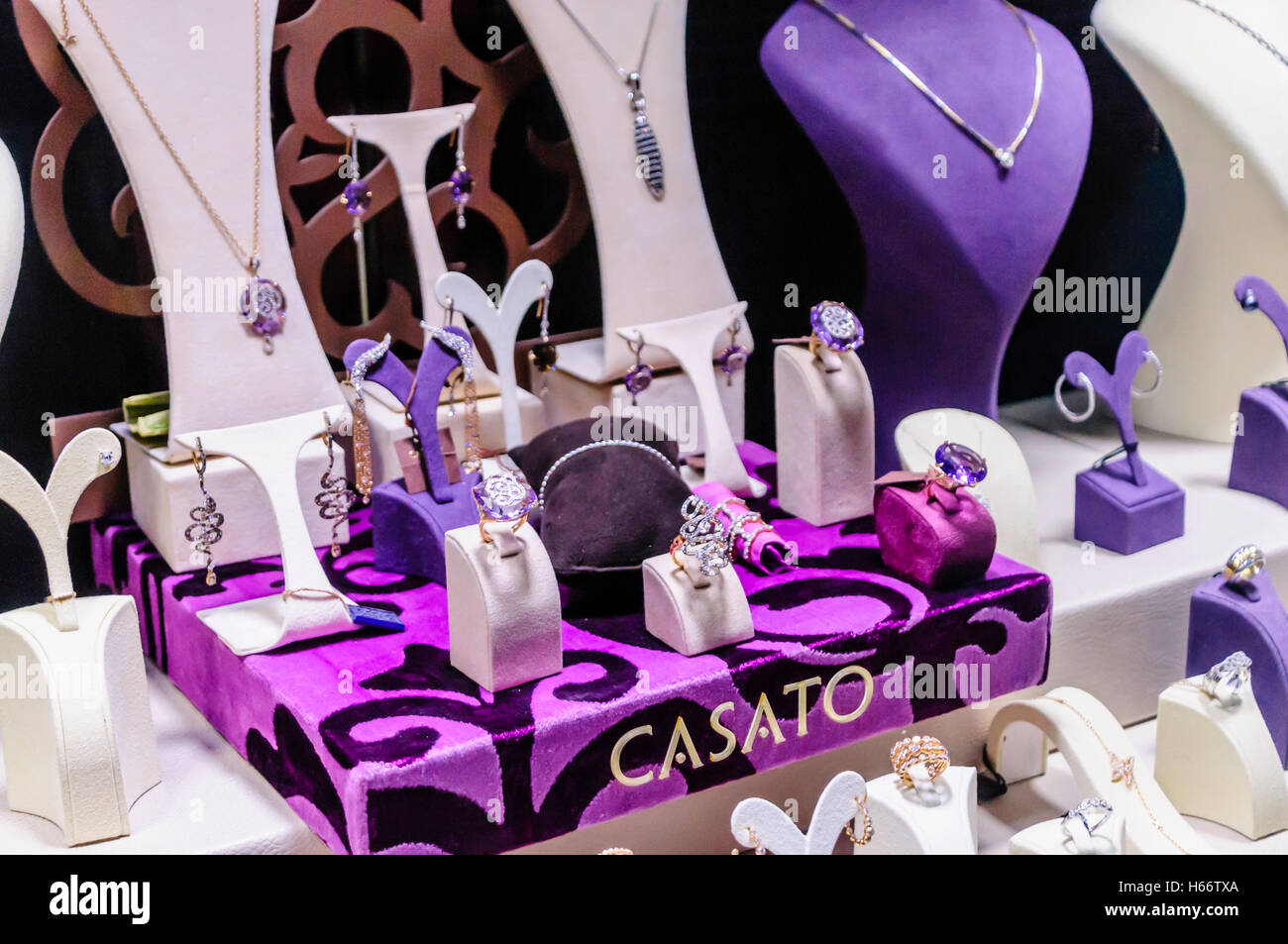Diamantringe, Halsketten und Armbänder sind im Juwelierfenster ausgestellt Stockfoto
