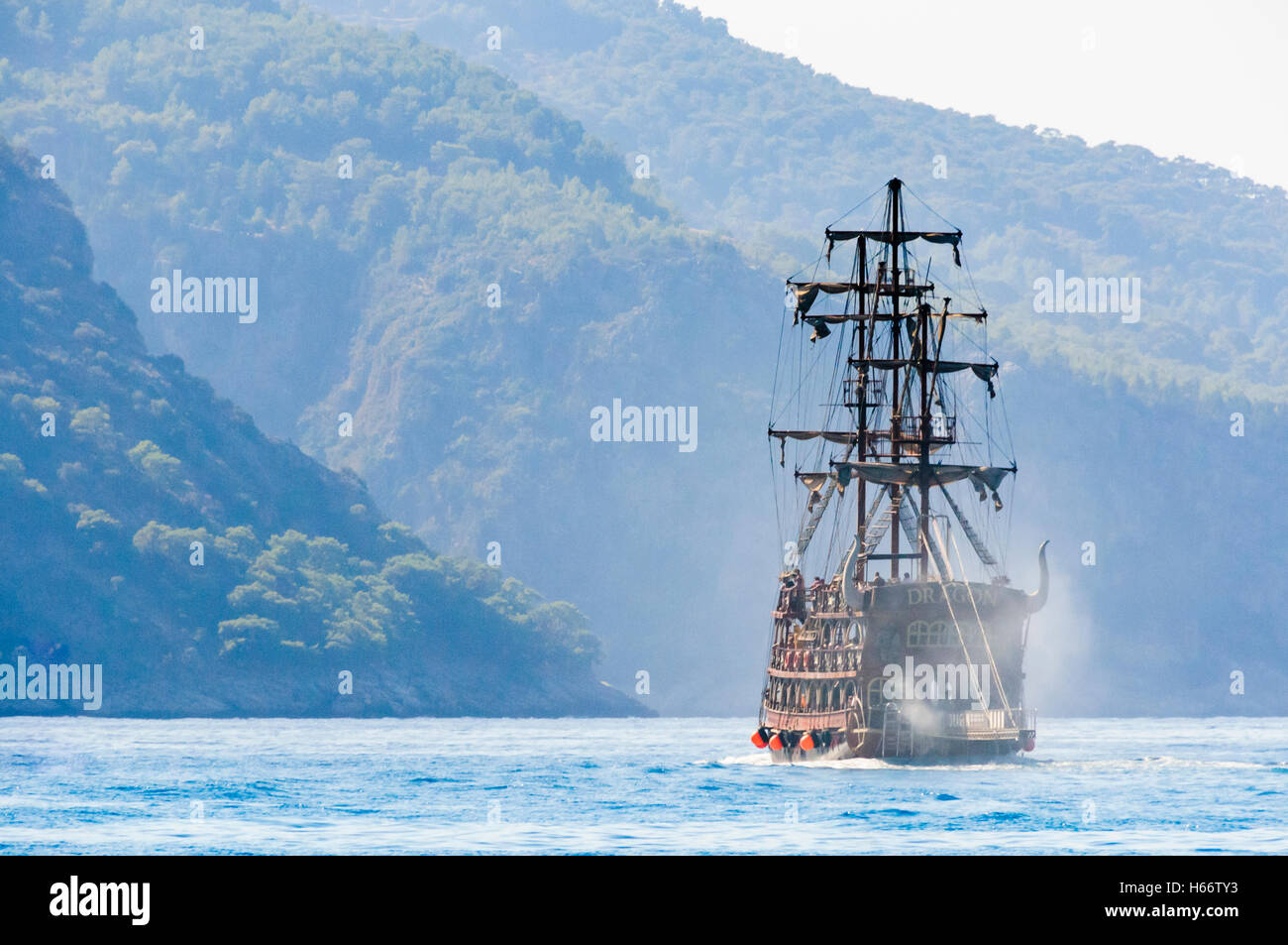 'Dragon' soll aussehen wie ein Piratenschiff für Touristen rund um Fethiye Bucht eine Tour beginnt. mit Nebelmaschinen Stockfoto