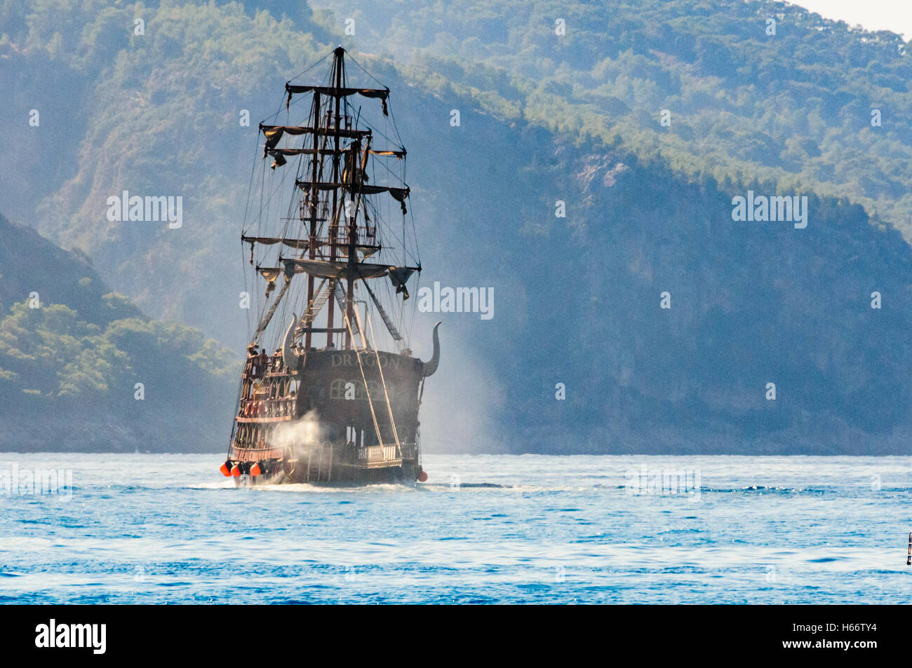 'Dragon' soll aussehen wie ein Piratenschiff eine Tour für Touristen rund um Fethiye Bucht mit Nebelmaschinen beginnt. Stockfoto