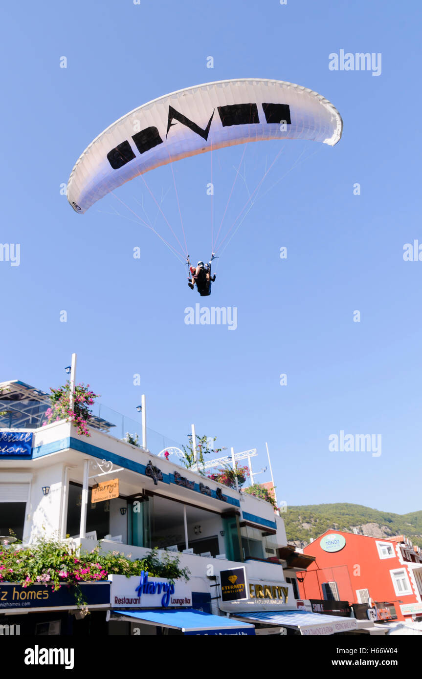 Oludeniz, Fethiye, Türkei. Oktober 2016. Dutzende von Gleitschirmen nehmen für die 17. Ölüdeniz International Air Games in den Himmel. Stockfoto