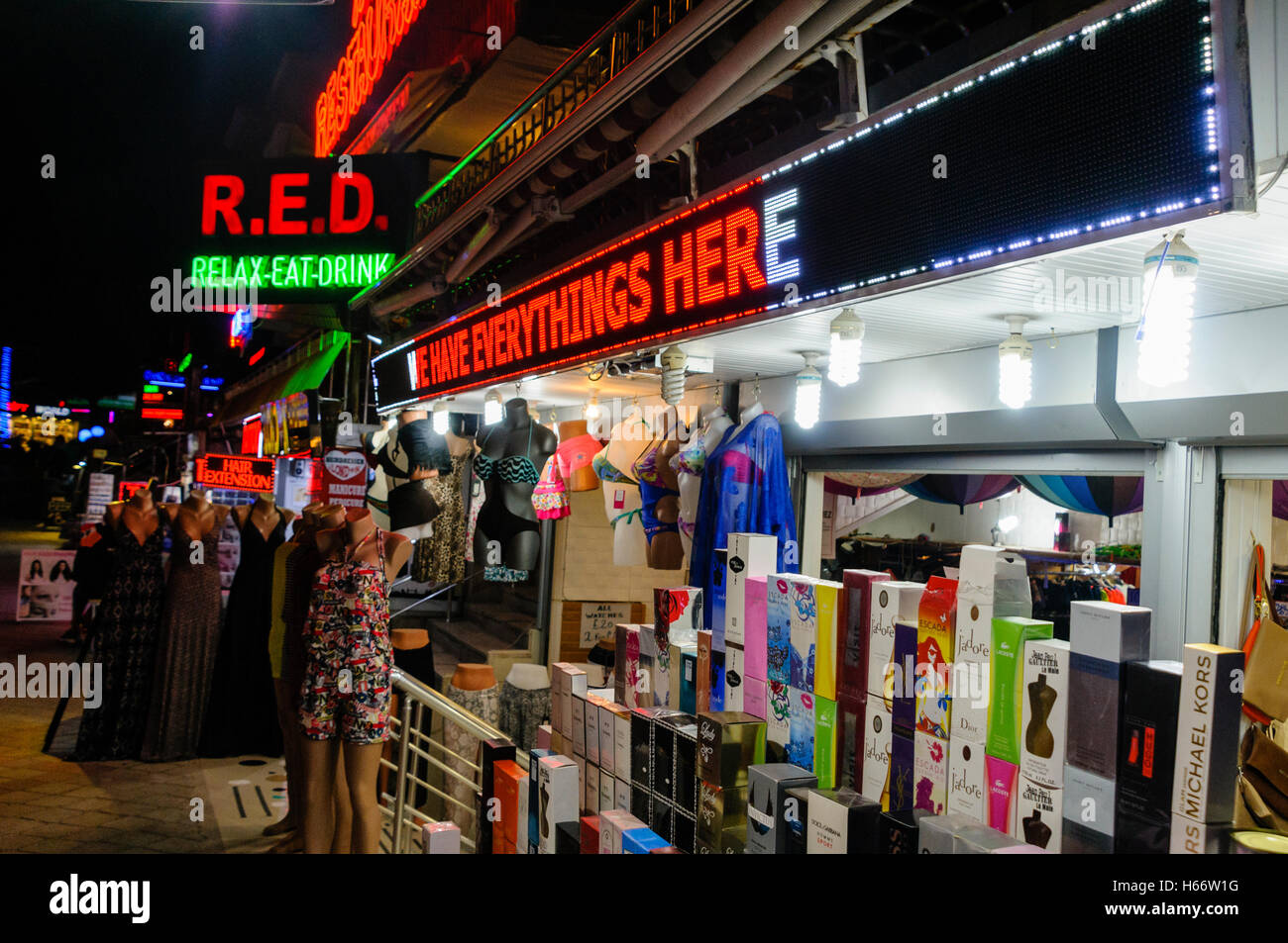 Shop in der Türkei verkaufen gefälschte Designer Kleidung und Parfüm  Stockfotografie - Alamy