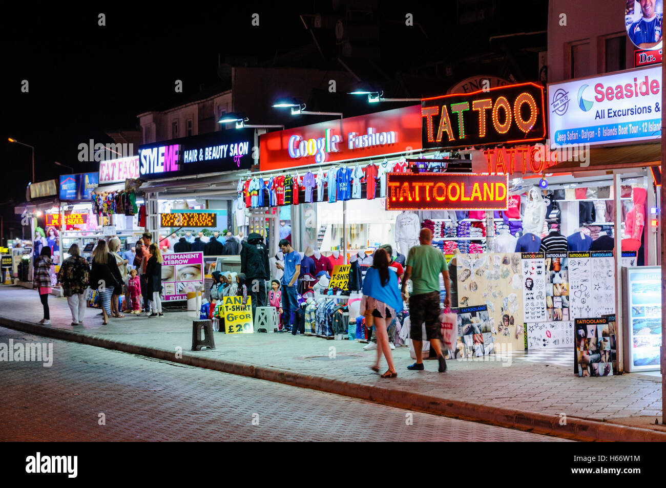 Reihe von Geschäften in der Türkei verkaufen gefälschte Kleidung,  Sportbekleidung, Ugg Boots, Sonnenbrillen und Uhren Stockfotografie - Alamy