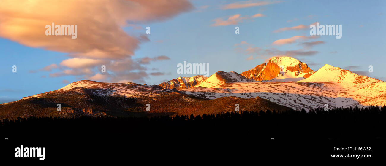 Panorama Ansicht des Longs Peak bei Sonnenaufgang mit rosa Wolken bilden über dem Gipfel Stockfoto