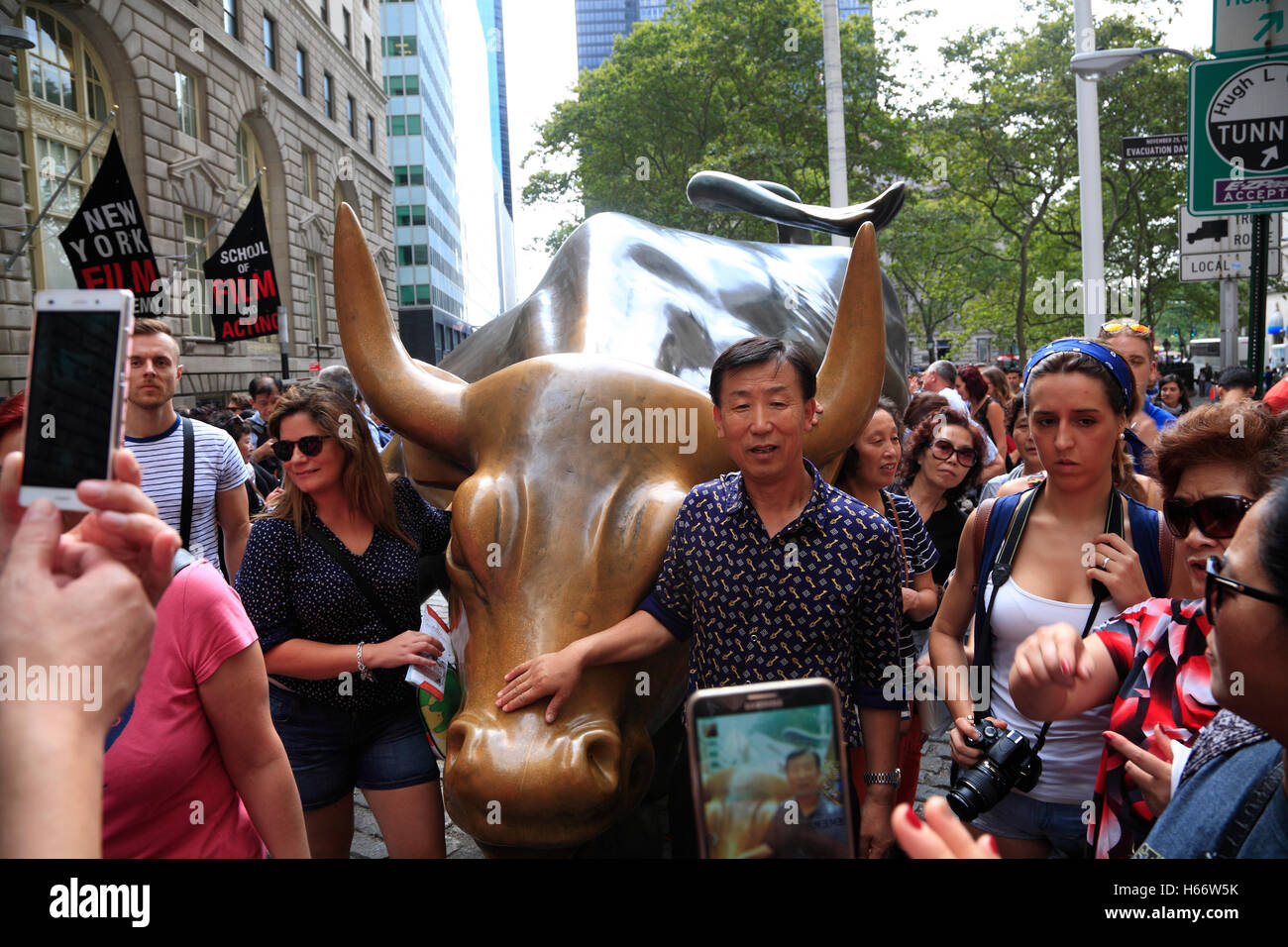Touristen im Wall Street Bull, Lower Manhattan, New York, USA Stockfoto