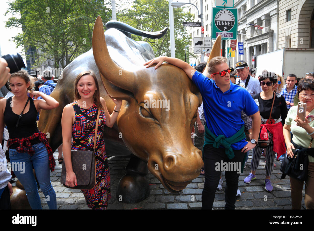 Touristen im Wall Street Bull, Lower Manhattan, New York, USA Stockfoto