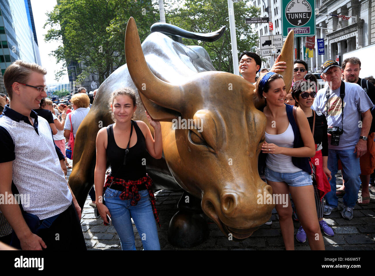 Touristen im Wall Street Bull, Lower Manhattan, New York, USA Stockfoto