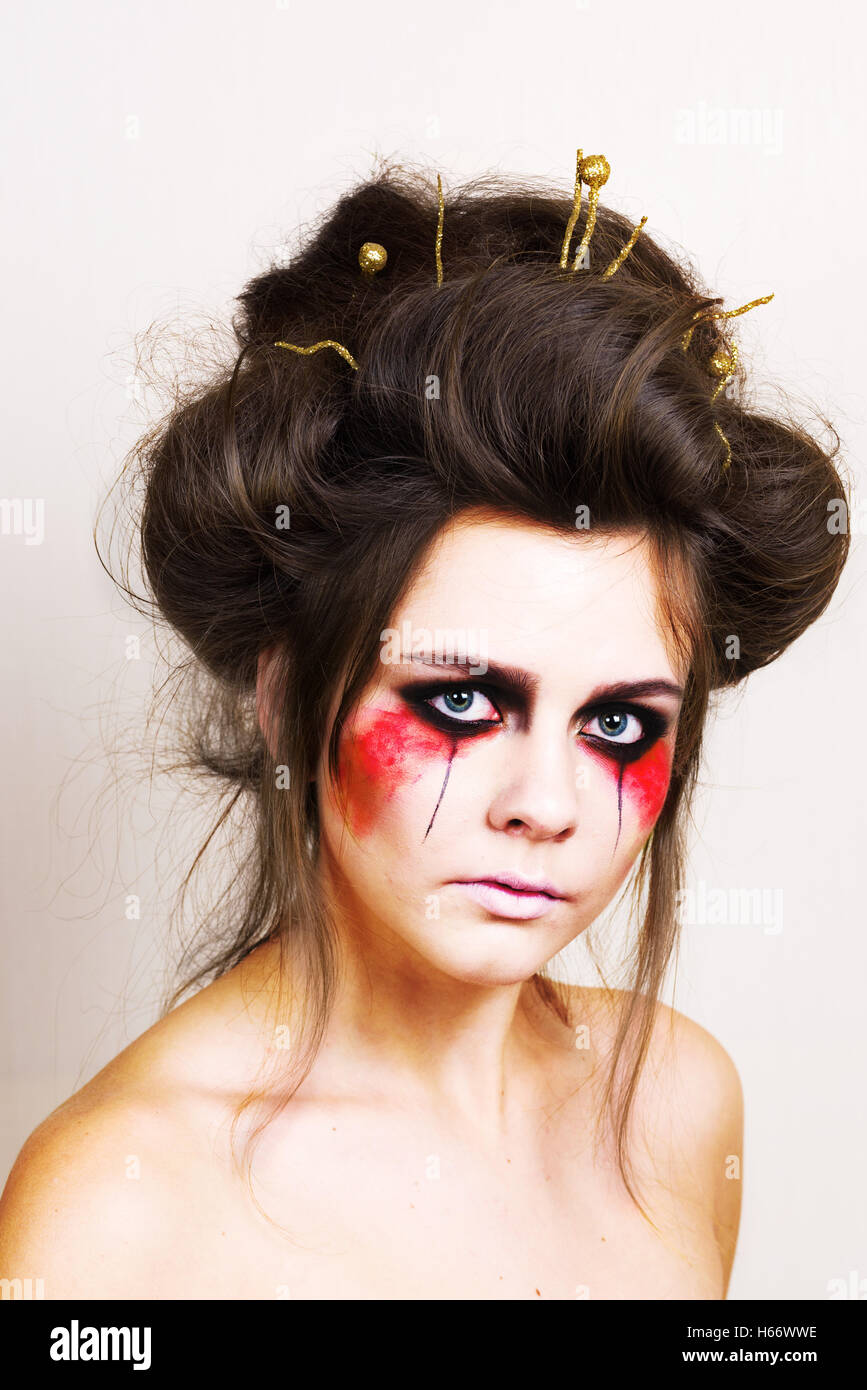 Halloween Make-up schöne Modell mit perfekten Frisur. Retuschieren Stockfoto