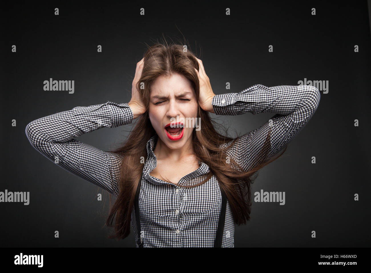 Frau schreien, weil der Kopfschmerzen. Stockfoto