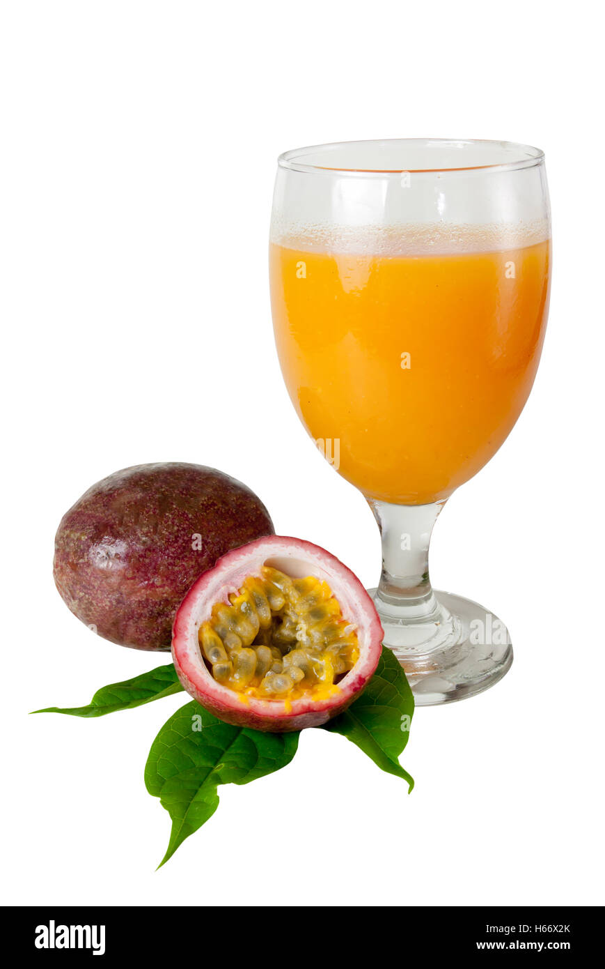 Passionsfrucht/Maracuja mit frischem Saft isoliert auf weißem Hintergrundobjekte mit Beschneidungspfade Stockfoto