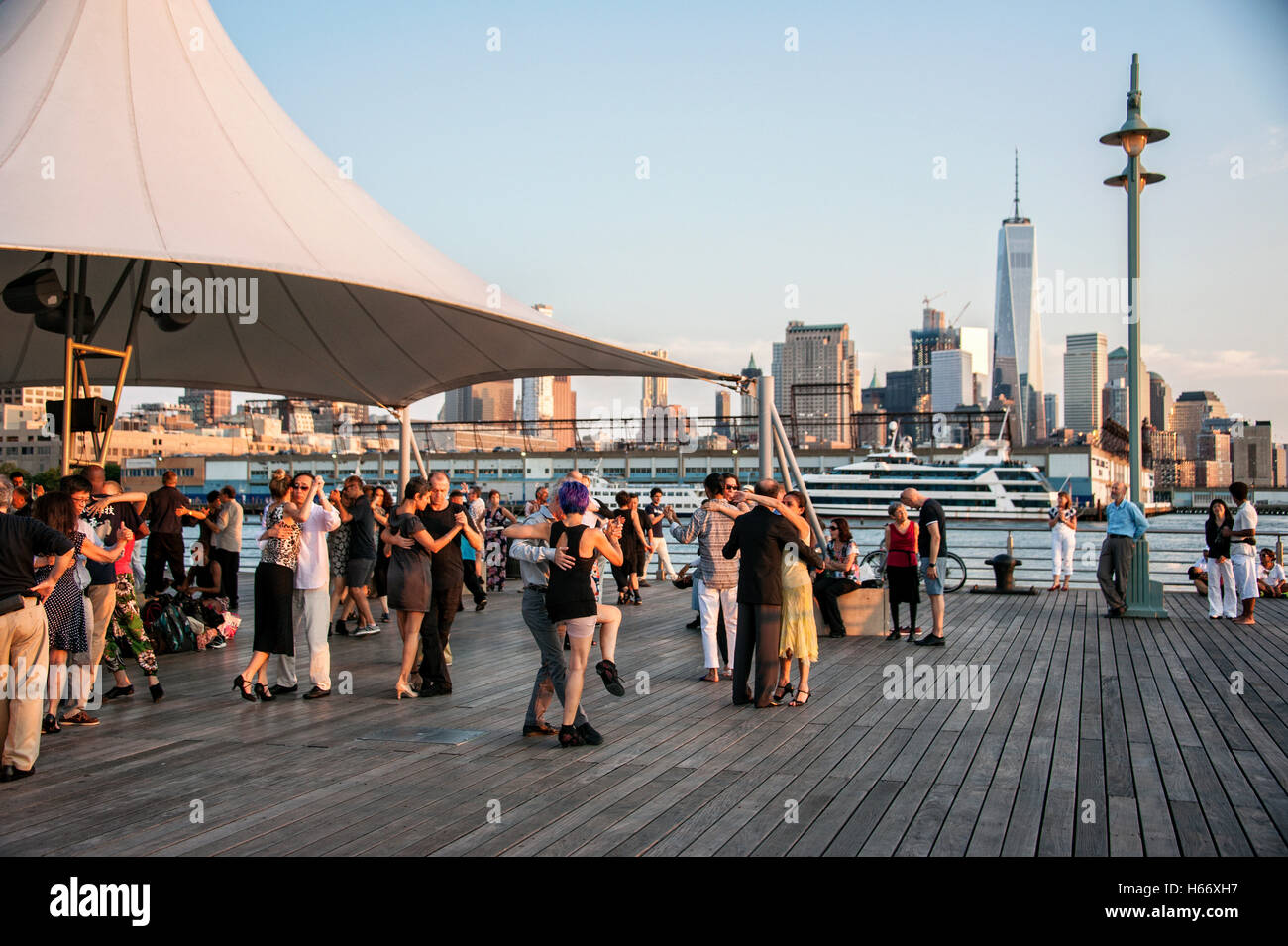 Tangotänzer am Pier 45, Hudson River Promenade mit Blick auf Lower Manhattan, Manhattan, Skyline, One World Trade Center Stockfoto