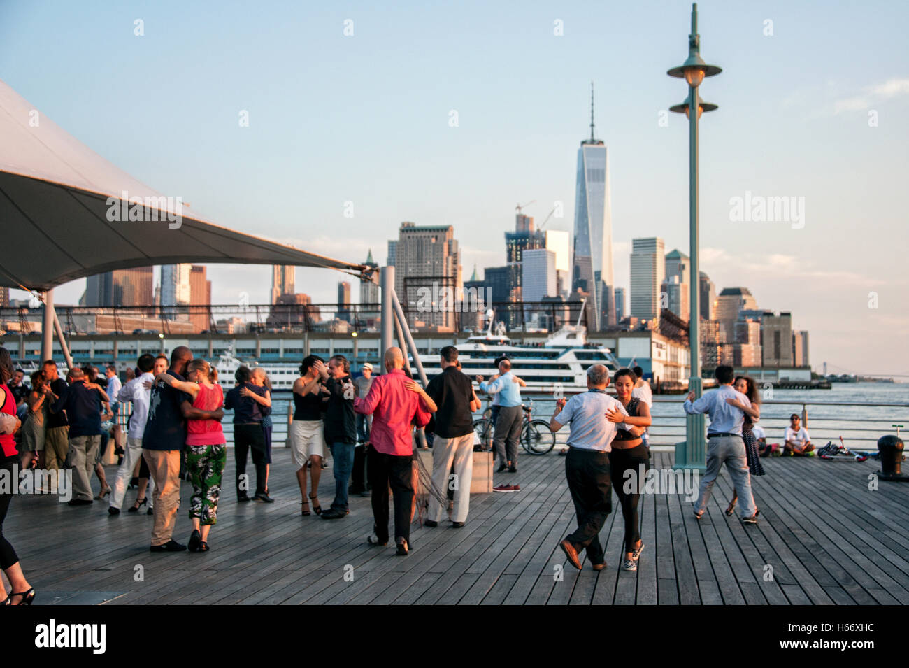 Tangotänzer am Pier 45, Hudson River Promenade mit Blick auf Lower Manhattan, Manhattan, Skyline, One World Trade Center Stockfoto