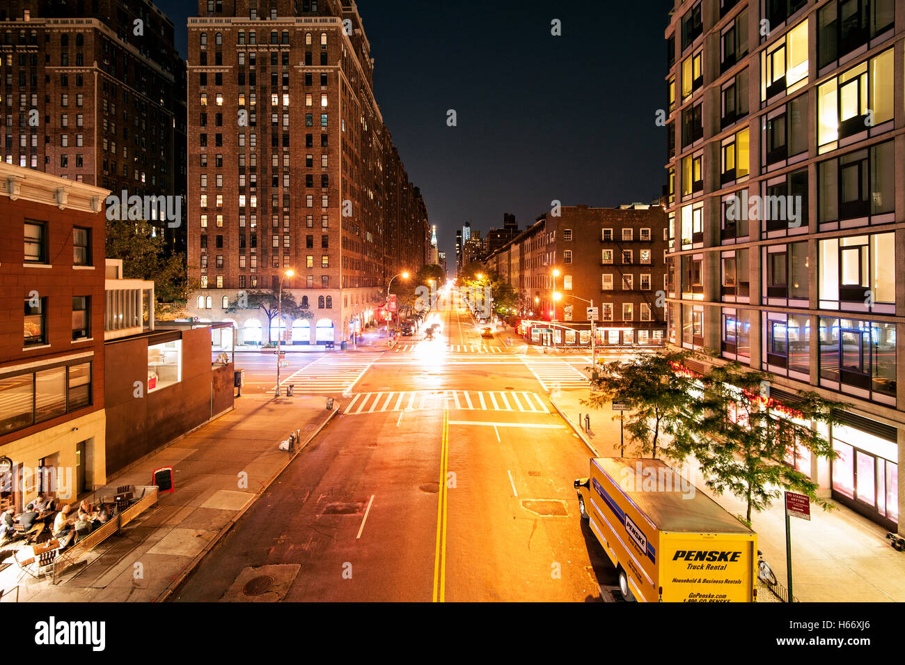 Blick aus der High Line Park bei Nacht, Schnittpunkt der 10th Avenue, W 23. Street, Manhattan, New York City Stockfoto