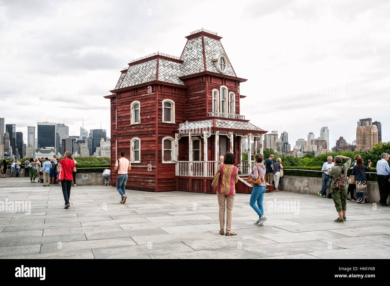 Metropolitan Museum of Art, Dachgarten, The Met, Installation "Übergangsobjekt (PsychoBarn) von Cornelia Parker, 5th Avenue Stockfoto