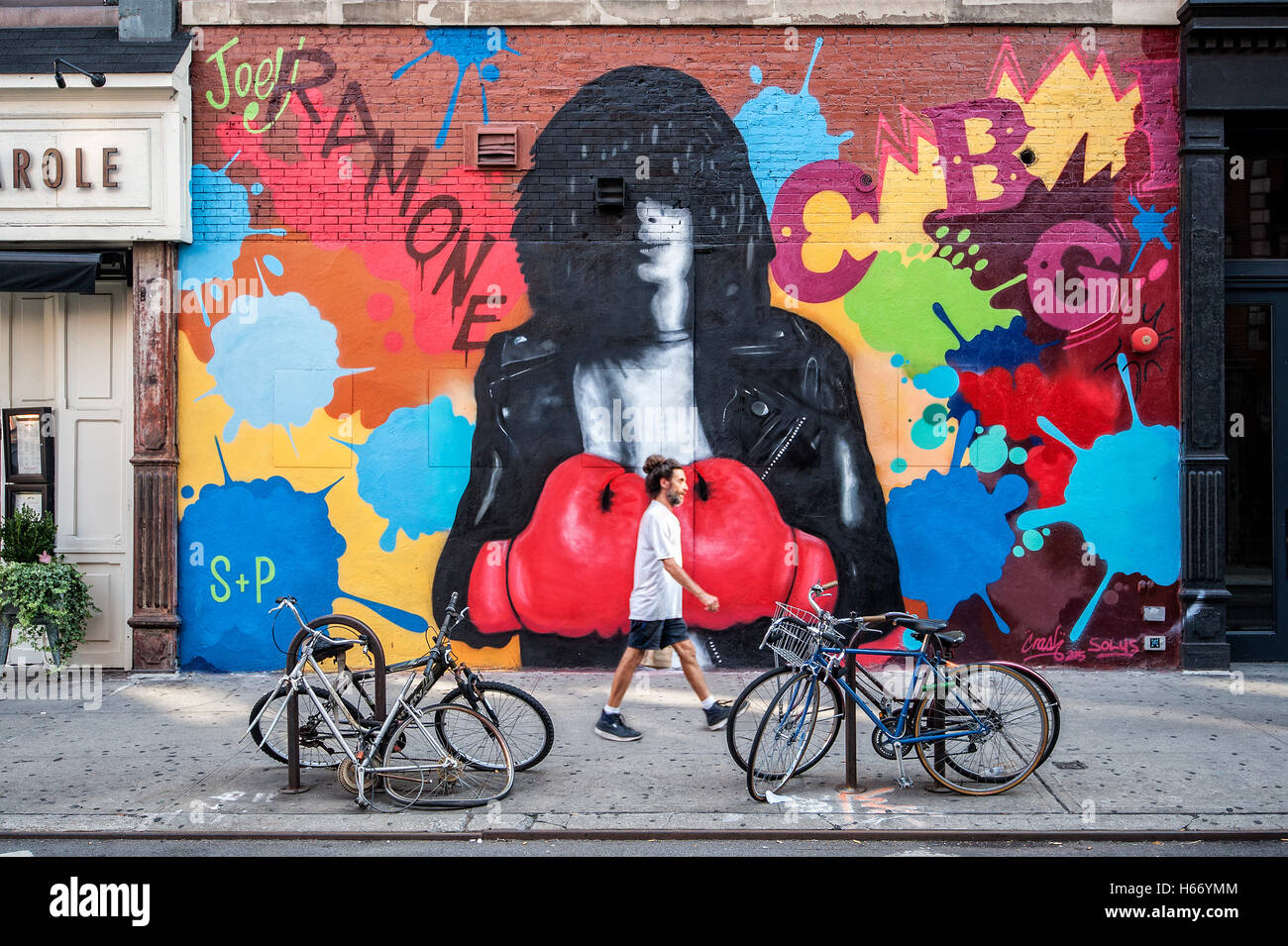 Joey Ramone Graffiti an der Bleecker Street im Bowery, Tribut zu Ramones-Sänger, gegenüber dem ehemaligen CBGB Musikclub, East Village, Stockfoto