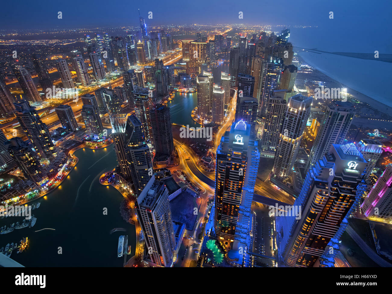 Bunte Skyline von Dubai Marina zur blauen Stunde von Draufsicht Stockfoto