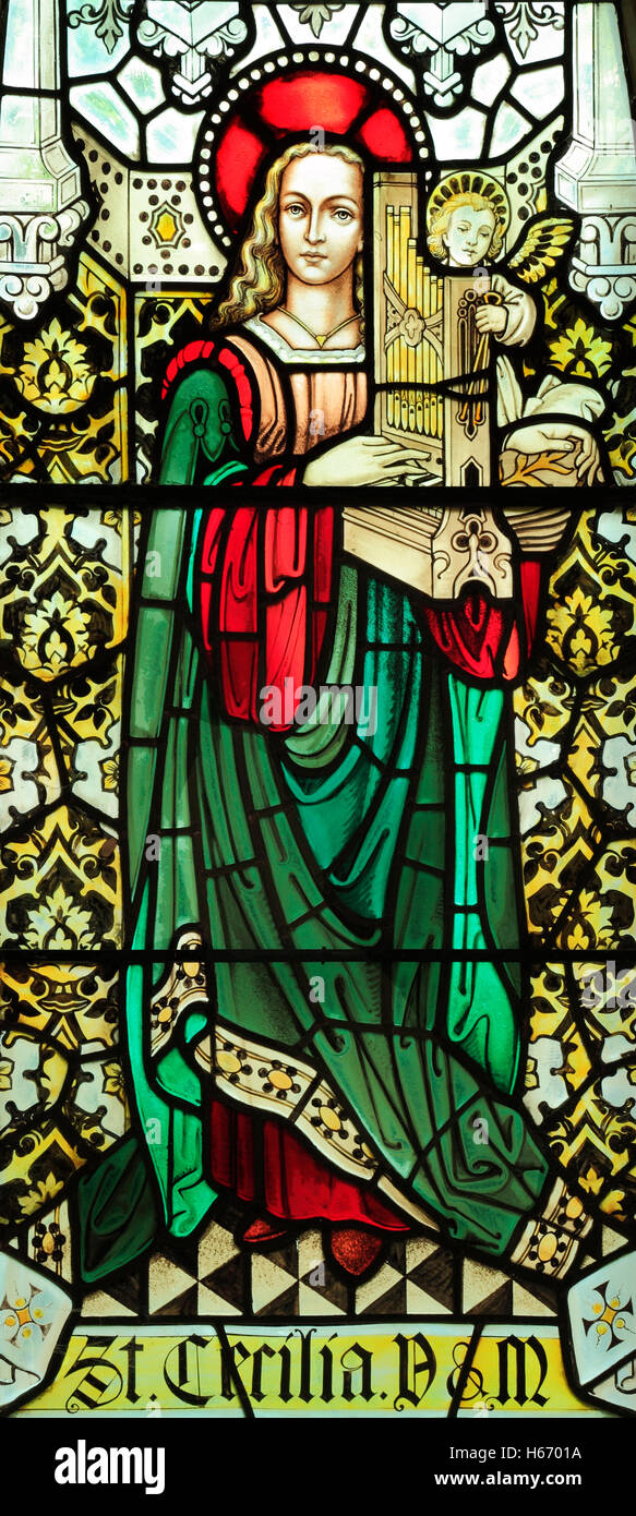 St. Cecilia mit kleinen Orgel, Viola, Glasfenster, Docking, Norfolk, Schutzpatron der Musiker, Patronin, weibliche Heilige Stockfoto
