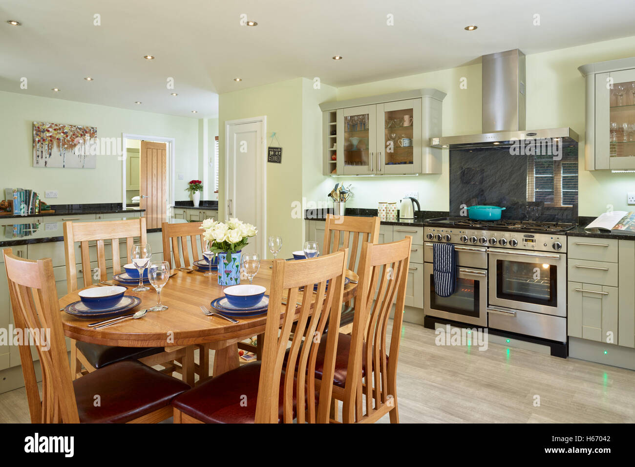 Eine moderne offene Küche Einbeziehung ein Küchenherd, Arbeitsplatten Haube & Granit. Oxfordshire, Vereinigtes Königreich Stockfoto
