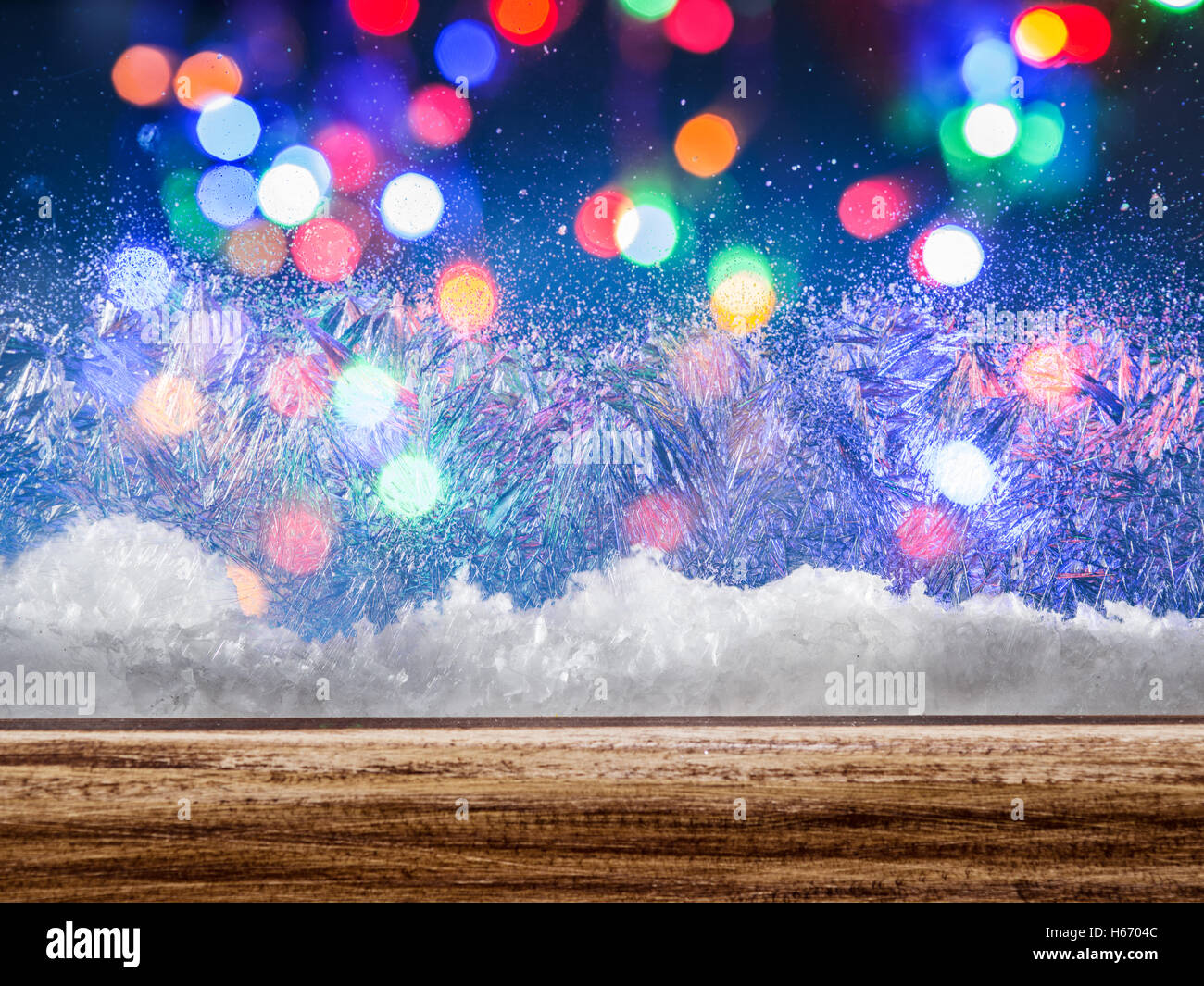 Fenster mit unscharfen farbigen Lichtern im Hintergrund eingefroren. Stockfoto