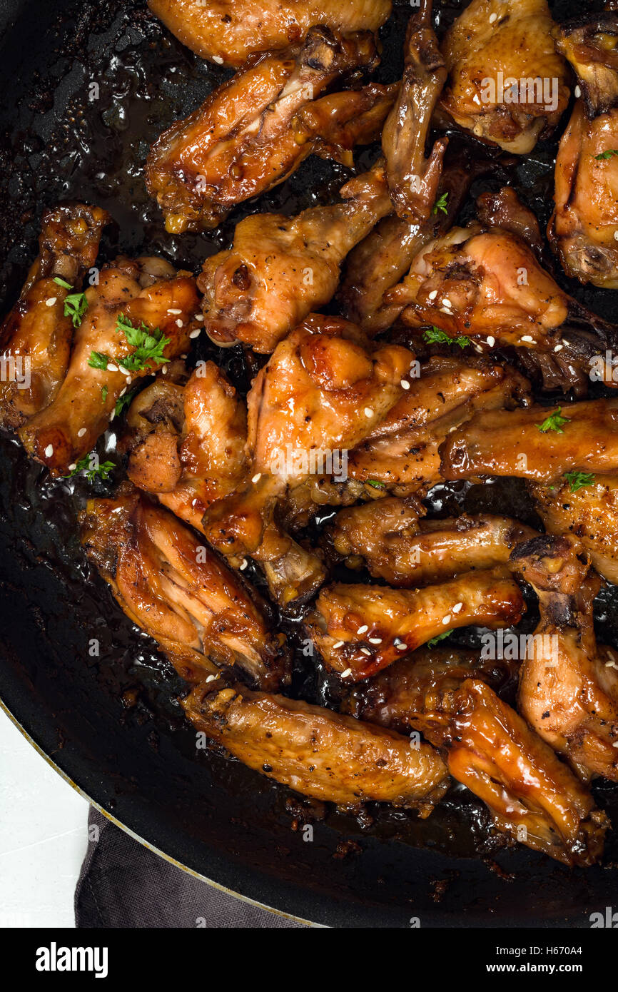 Teriyaki Chicken Wings in Pfanne. Ansicht von oben senkrecht. Stockfoto