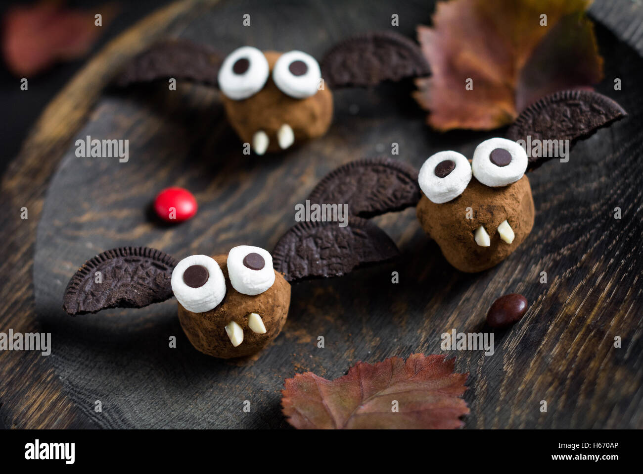 Schokolade süße Leckerbissen für Kinder. Süßigkeiten in Form von Fledermäusen für Halloween-party Stockfoto