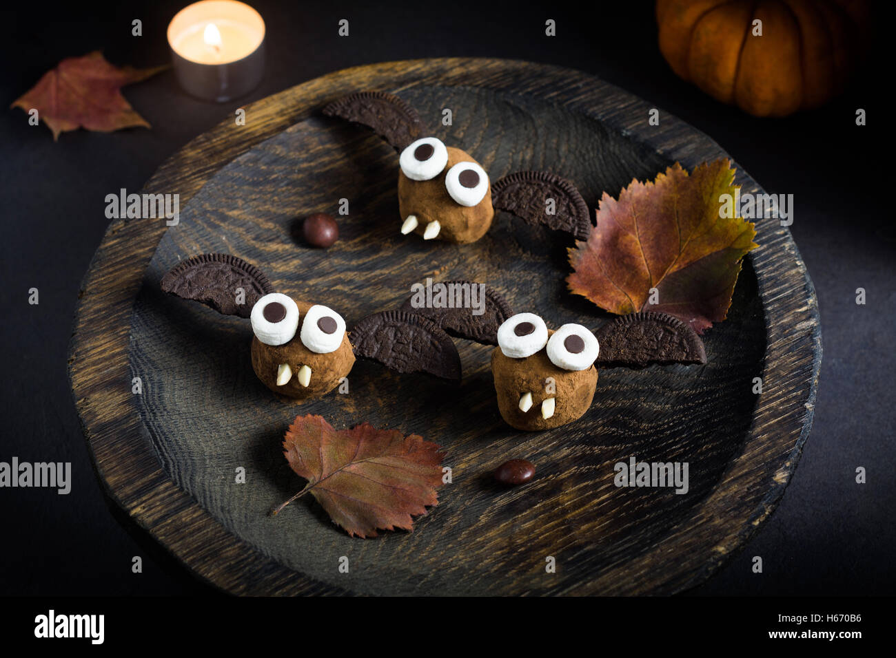 Schokolade süße Leckerbissen für Kinder. Süßigkeiten in Form von Fledermäusen für Halloween-party Stockfoto