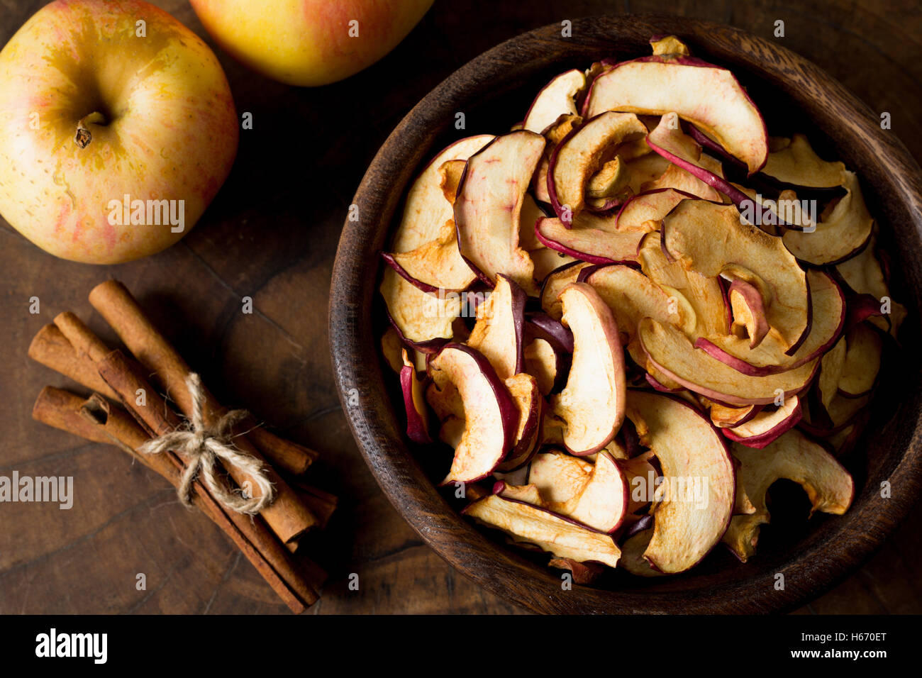 Getrocknete Äpfel in Schüssel, Ansicht von oben Stockfotografie - Alamy