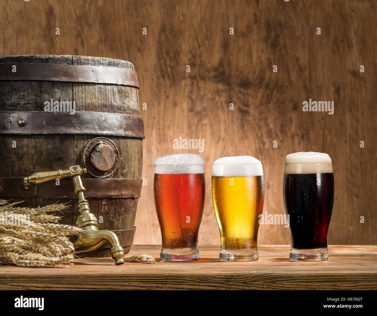 Gläser Bier und Ale Fass auf dem Holztisch. Handwerk-Brauerei. Stockfoto