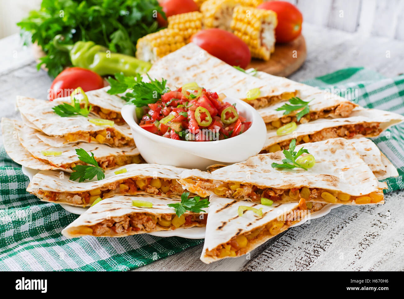 Mexikanisches Quesadilla Wrap mit Hähnchen, Mais und Paprika und salsa Stockfoto