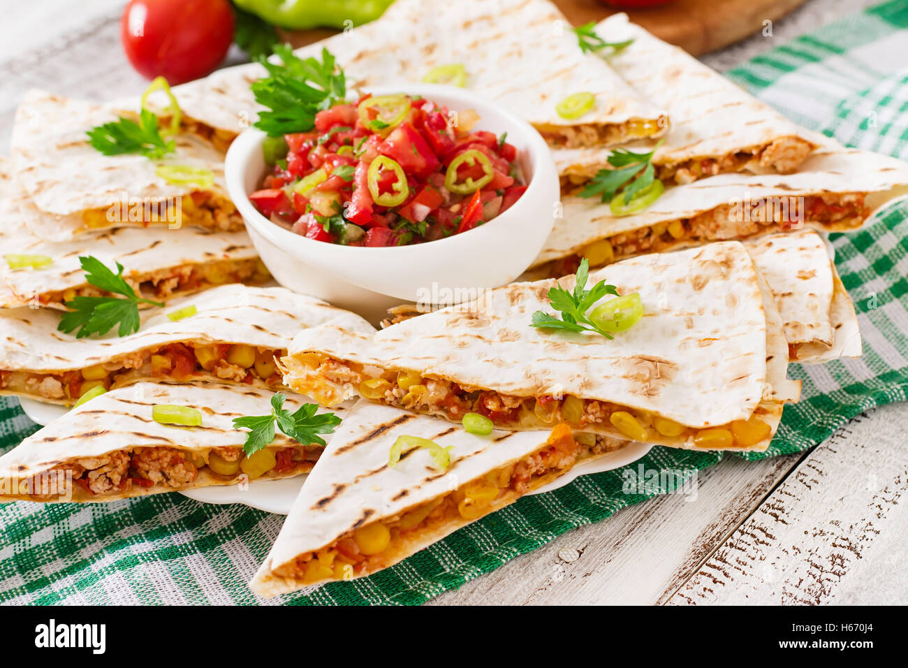 Mexikanisches Quesadilla Wrap mit Hähnchen, Mais und Paprika und salsa Stockfoto