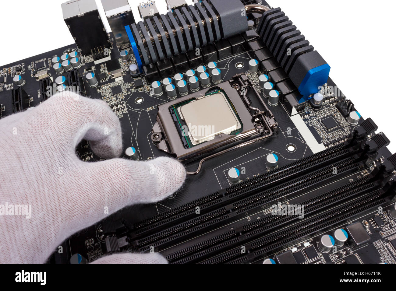 Installation von modernen Prozessor CPU-Sockel auf dem motherboard Stockfoto