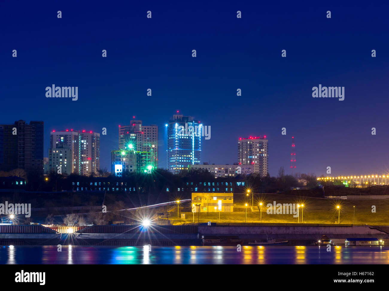Reflexion-Lichter der Nacht Stadt in einem großen Fluss Stockfoto