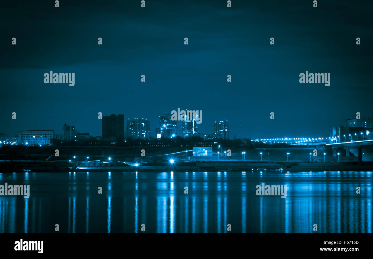 Reflexion-Lichter der Nacht Stadt in einem großen Fluss Stockfoto
