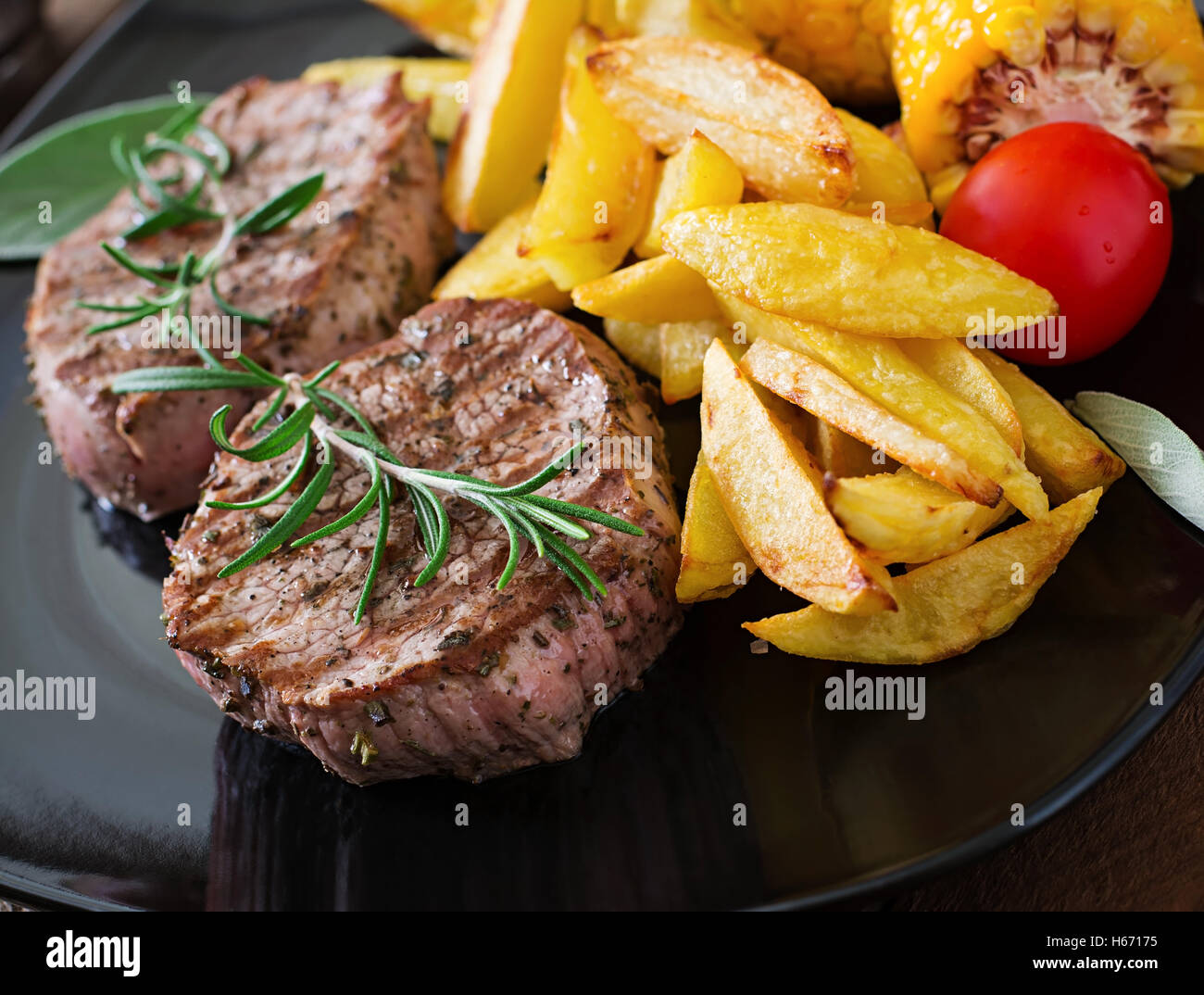 Zart und saftig Kalb Steak Medium rare mit Pommes frites ...