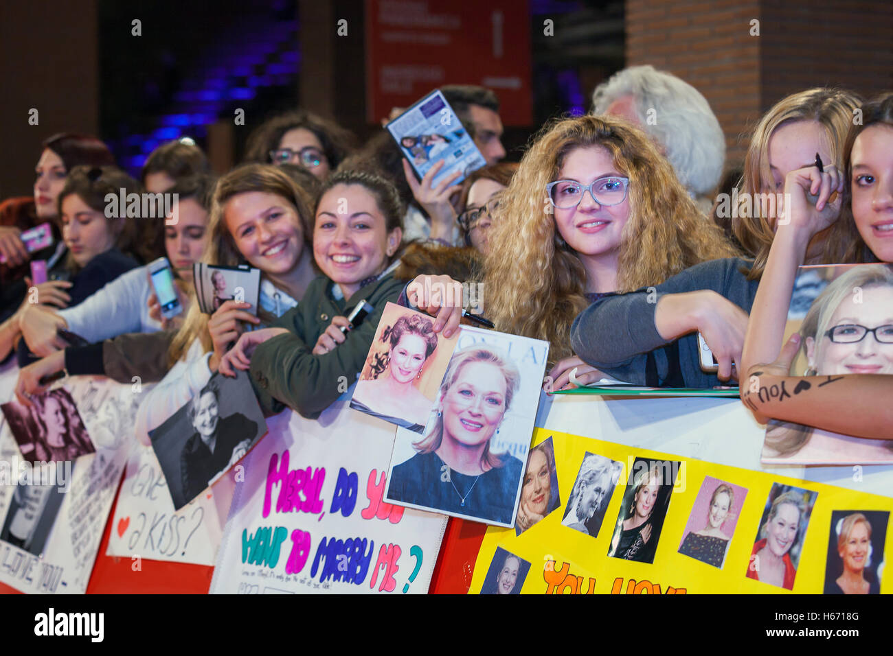 Rom, Italien - 20. Oktober 2016. US-amerikanische Schauspielerin Meryl Streep Anhänger warten ungeduldig auf dem roten Teppich betreten. Stockfoto